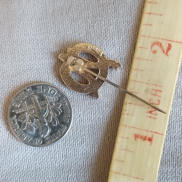 CHRISTMAS WREATH lapel pin Vintage - Picture 3 of 3